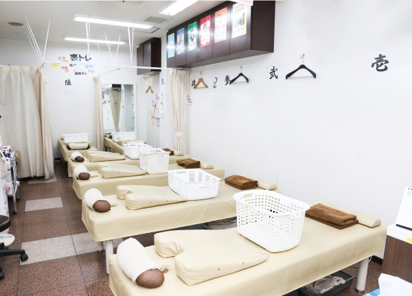 朝霞エキナカ整骨院【鍼灸】(広々とした院内です。駅直結の施設なので、お気軽にお越しください♪)