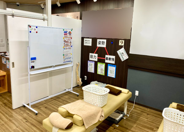 六実駅前整骨院(落ち着いた色合いのベッドです。)