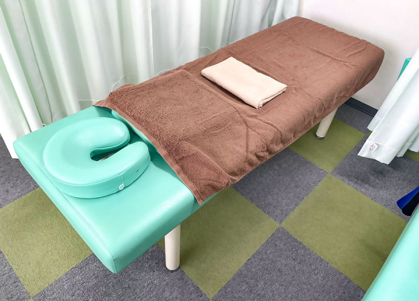 上鷺宮接骨院(カーテンで仕切るので周りの目を気にせず施術に望めます。)