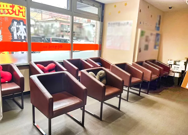 甲斐整骨院　薬院【鍼灸】(待合室です。)