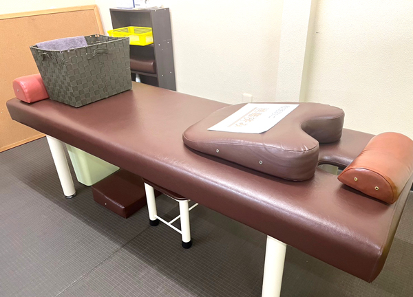 甲斐整骨院　薬院【鍼灸】(施術台は常に清潔な状態にして衛生管理に十分配慮しています。)