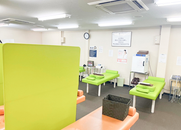 甲斐整骨院　薬院【鍼灸】(ベッドはパーテンションで区切っています。)