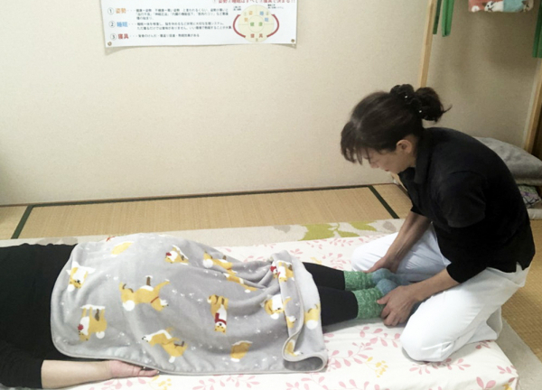 ままどれみ(足の左右バランスをみています。)