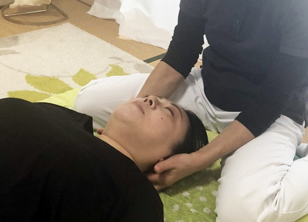 ままどれみ(頭部のツボを刺激します。)