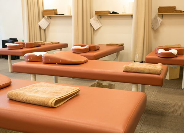 だいふく整骨院姫原院(施術ベットは清潔に保たれています)