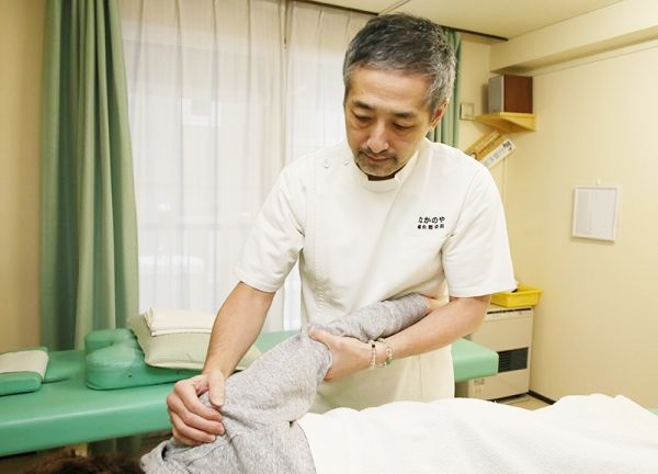 なかのや鍼灸整骨院　麻生院(腕の可動域を確認しながら施術します。)