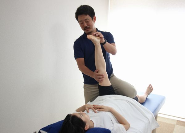 足のストレッチの様子です。