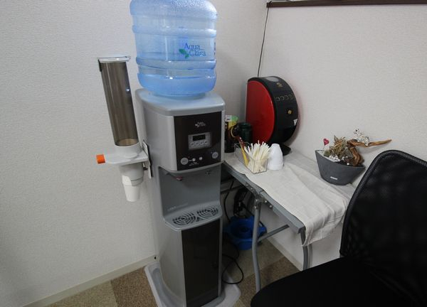 お好きなお飲み物を飲んでお待ち下さい。