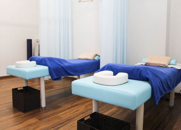 リビーはりきゅう院・整骨院(カーテンで仕切り、プライベート空間を演出)