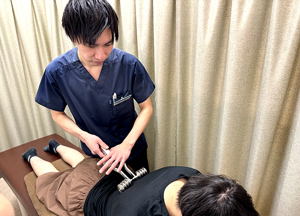 今池名倉堂鍼灸整骨院(特殊なローラーを使って、歪みを調整いたします。)