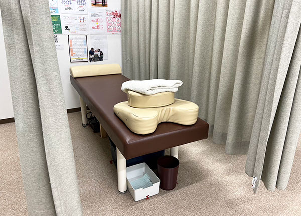 今池名倉堂鍼灸整骨院(施術中はカーテンで仕切っております。)