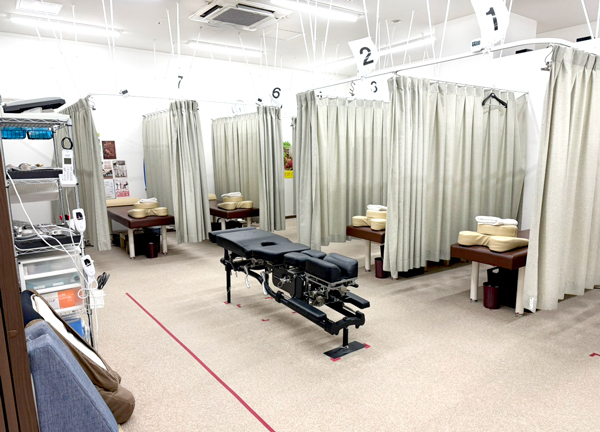 今池名倉堂鍼灸整骨院(施術室では、ベッド間を広くとっています。)
