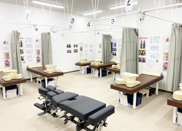 今池名倉堂鍼灸整骨院(施術室では、ベッド間を広くとっています。)