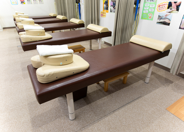 今池名倉堂鍼灸整骨院(落ち着いた色合いの施術ベッドです。)