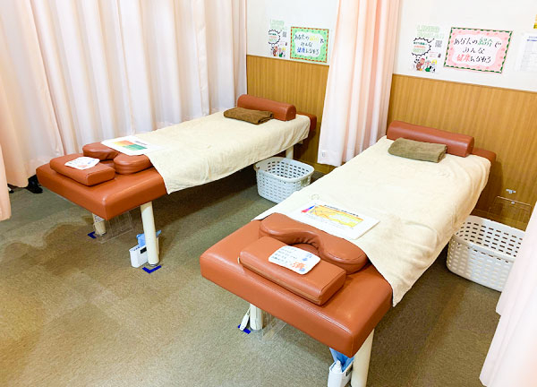 さくら鍼灸整骨院　平塚院(落ち着いた色合いのベッドです)