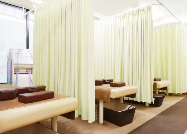 いしだ整骨院　上新庄院(アースカラーを基調とした落ち着いた雰囲気の施設内◎)