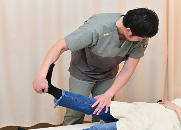 天野整骨院 ＹＯＵ(足の可動域を確認しながら施術します。)
