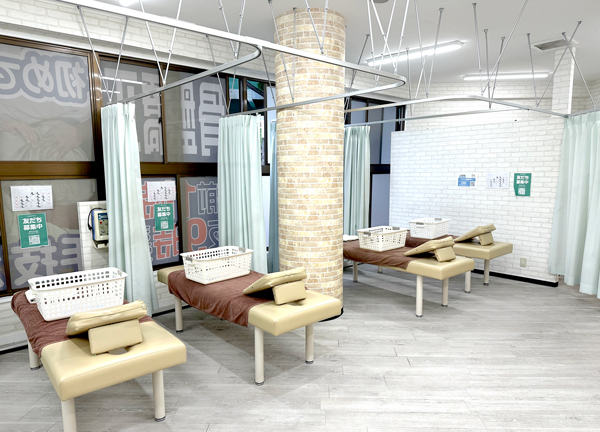 名駅すずらん鍼灸接骨院(明るく開放感のある施術室です。ベッドはカーテンで仕切ることができます。)