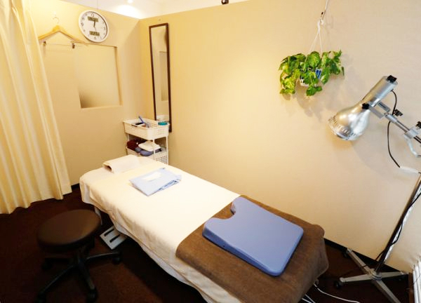 蘇摩鍼灸治療院竹内弘宜(リラックスして施術を受けられます。)