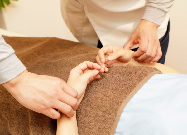 蘇摩鍼灸治療院竹内弘宜(施術前に脈の検査を行います。)