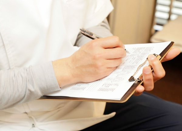 蘇摩鍼灸治療院竹内弘宜(カウンセリングシートをもとにお悩みを伺います。)