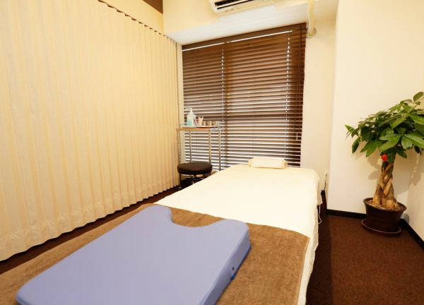 蘇摩鍼灸治療院竹内弘宜(パーテーションで仕切ることができます。)