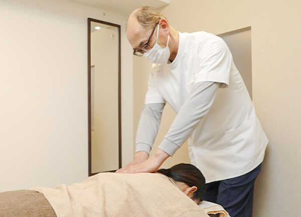 蘇摩鍼灸治療院竹内弘宜(肩のマッサージをしております)