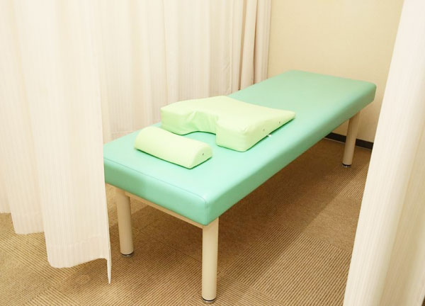 へいわの整骨院【鍼灸/マッサージ】(カーテンで仕切りがあるので、まわりの目を気にせずリラックスしていただけます。)