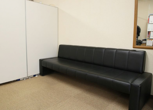 へいわの整骨院【鍼灸/マッサージ】(シンプルでゆったりとしたソファでお待ちください♪)