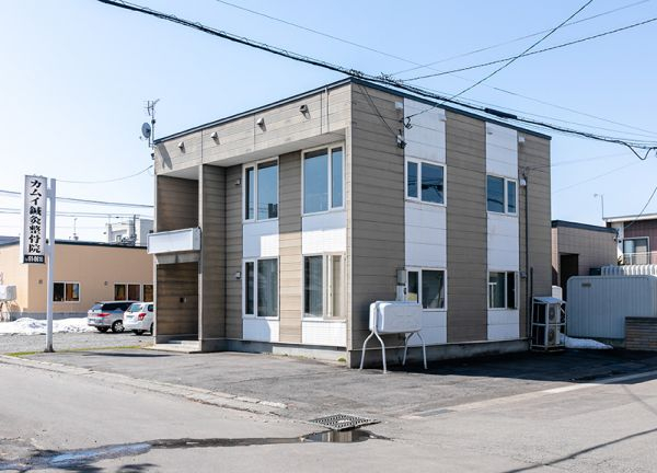 カムイ鍼灸整骨院(建物の手前が駐車スペースとなっております。)