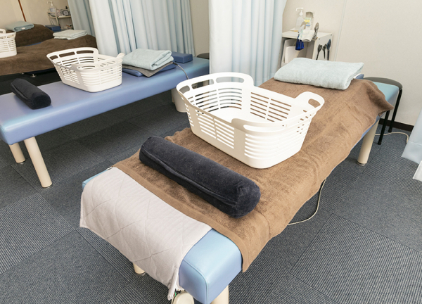 エース治療院【鍼灸】(お着替え、お荷物がございましたらこちらの籠へお入れください)