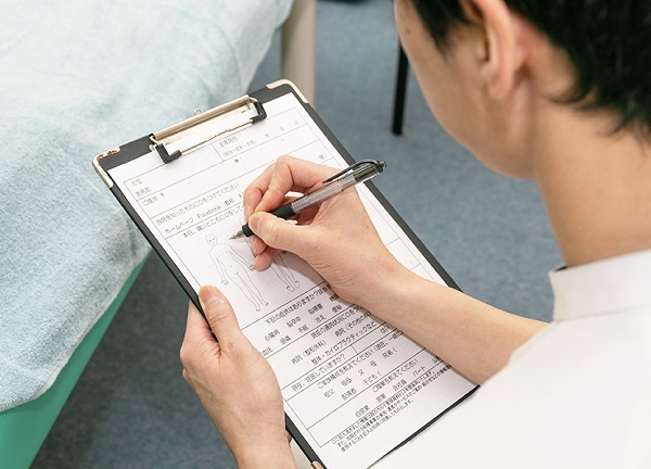銀座鍼灸整骨院(カウンセリングシートをもとにお悩みを伺います。)