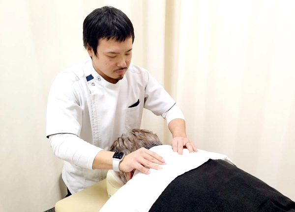 銀座鍼灸整骨院(首や肩のコリをほぐしていきます。)