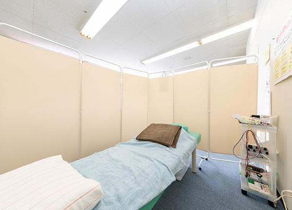 銀座鍼灸整骨院(パーテーションで仕切ることができます。)