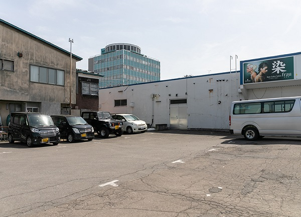 銀座鍼灸整骨院(当院横に共有駐車場があります。)
