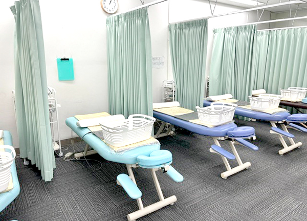 鍼灸整骨まこまない(当施設の内観になります。ベッドは常に清潔な状態に保たれています。)