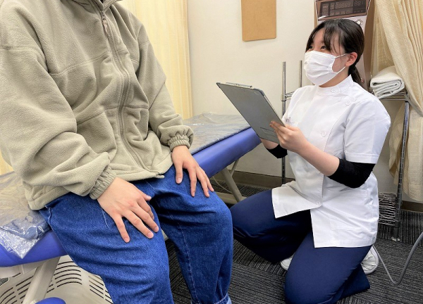 鍼灸整骨まこまない(カウンセリングシートをもとにお悩みの確認と身体の状態の検査を行います。)