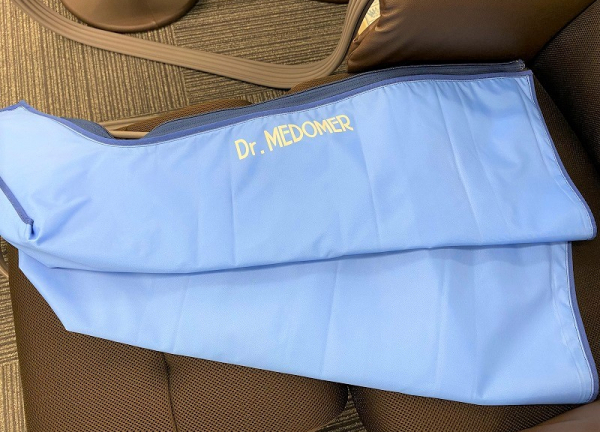 鍼灸整骨まこまない(むくみを改善へと導き、血行を促進する機器です。)