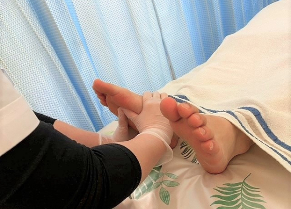鍼灸整骨まこまない(足の施術の様子です。)