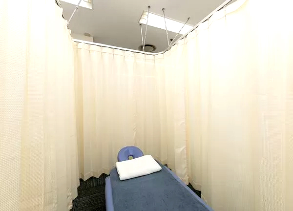 鍼灸整骨まこまない(カーテンを閉めて施術いたします。)