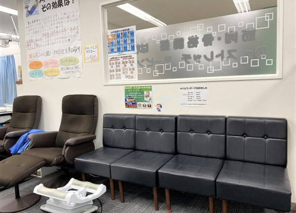 鍼灸整骨まこまない(広々とした待合室です。)
