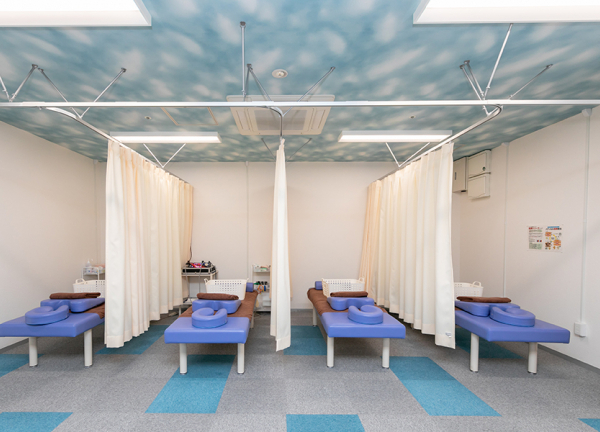 苫小牧駅はりきゅう整骨院(ベッドごとにカーテンで仕切ることができます。)