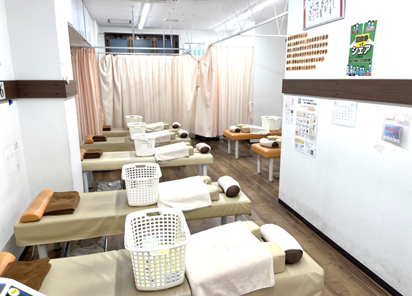 市川げんき整骨院【鍼灸】(広々とした施術室です。)