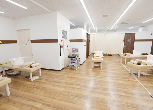 八王子北口整骨院【鍼灸】(広々とした施術室です。)
