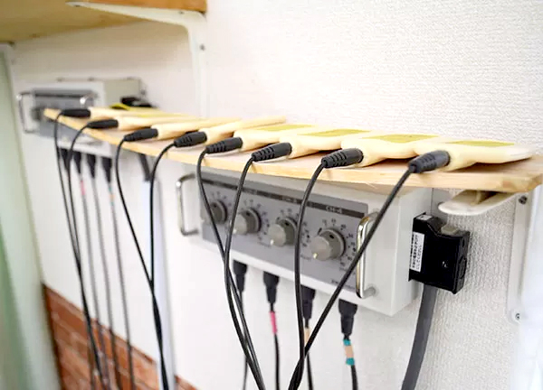 さど整骨院【鍼灸】(電気を使用した施術機器です)