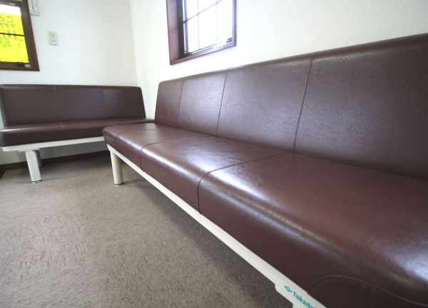 整骨院和らぎ(ソファにかけてゆっくりおくつろぎくださいませ……)