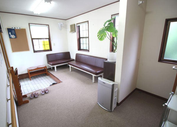 整骨院和らぎ(落ち着きある色合いの待合室でお待ちください！)