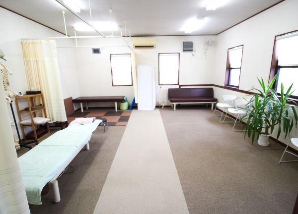 整骨院和らぎ(広々とした施術室で開放的な気持ちになります◎)