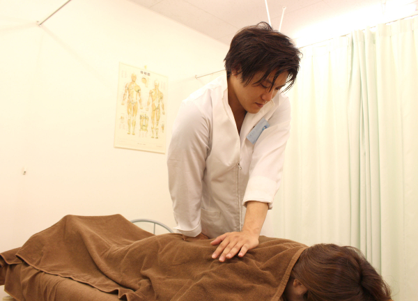木賀鍼灸整骨院(猫背を気にしている方には背中をアプローチ！)