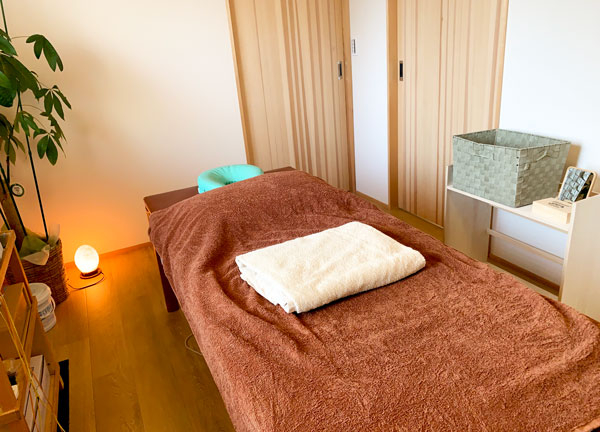 いろは治療院【鍼灸】(落ち着きのある色合いに囲まれながら、施術を受けていただけます。)